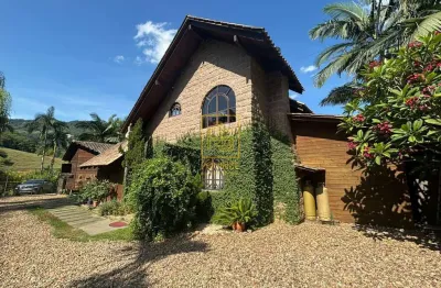 Conforto e natureza em sítio mobiliado no bairro Kasperreit