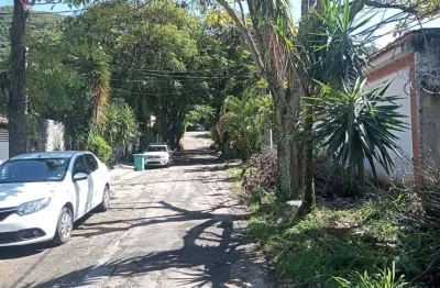 Terreno com melhorias em rua tranquila e arborizada.