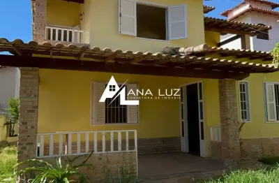 Casa bem construída, com ótima ventilação, vista livre e quintal arborizado. espaçosa, confortável e perto de tudo, a poucos minutos do centro e das praias.