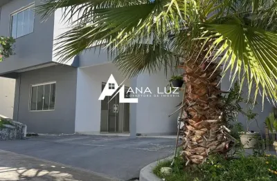 Casa moderna em condomínio exclusivo. projeto inteligente, suítes espaçosas e excelente localização, próxima ao centro de bacaxá. conforto, praticidade e segurança em um só lugar.