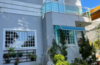 Casarão cinematográfico na vargem grande com água  de cachoeira e teto solar