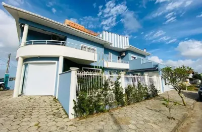 Belíssimo sobrado frente mar no bairro meia praia - navegantes sc !!!