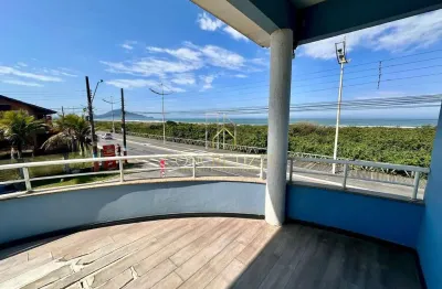 Belíssimo sobrado frente mar no bairro meia praia - navegantes sc !!!