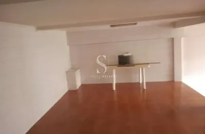 Sobrado residencial de 272m² possui 3 dormitórios (1 suíte) e 5 vagas á venda na região do jabaquara