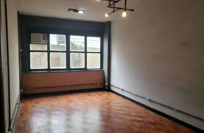 Sala comercial com ambientes integrados e reversíveis por portas de correr. em final de reforma tota