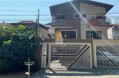 Sobrado de 180m², possui 3 dormitórios (3 suítes), 2 salas, e 2 vagas, à venda na região de morumbi.