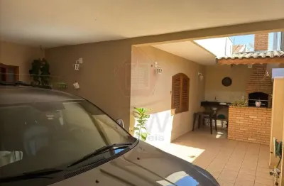 Casa térrea com 3 quartos (1 suite master), cozinha planejada, 2 vagas, churrasqueira e 2 quintais