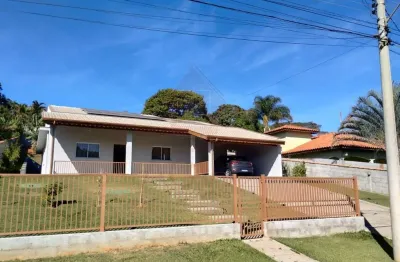 Casa com 3 suites, salas e cozinha conjugadas, piscina e 2 vagas cobertas no parque são gabriel
