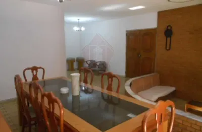 Casa térrea com 353m² com 4 quartos (1 suite/closet), cozinha planejada e churrasqueira