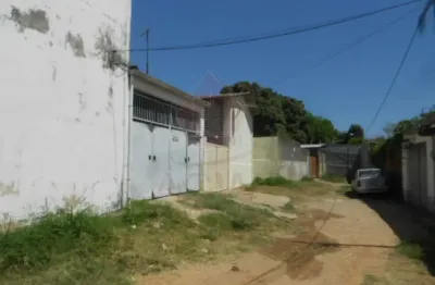 Casa térrea com 1 quarto, sala, cozinha, banheiro, área de serviço e 1 vaga de garagem