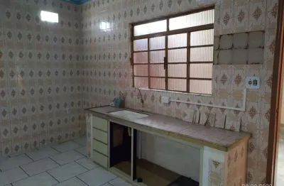 Casa com 2 quartos grandes, sala, cozinha e garagem coberta na vila joana