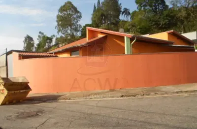 Casa térrea com  3 quartos (1 suite), sala e cozinha amplas e 2 vagas cobertas