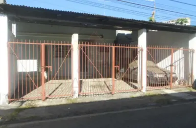 Casa térrea com 1 quarto, sala, cozinha, banheiro, área de serviço e 2 vagas de garagem cobertas