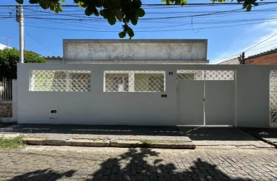 Duas casas em condomínio fechado no privilegiado centro de campo grande