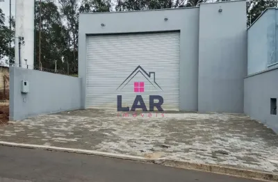 Um galpão com excelente localização, com portão automático no parque real