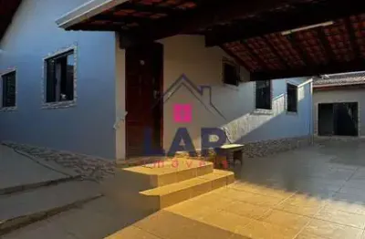 Vende-se excelente casa de alto padrão com localização privilegiada.