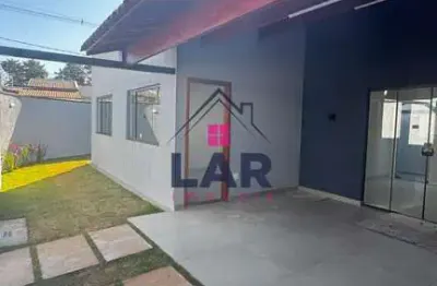 Vende-se bela casa com excelente localização e acabamento