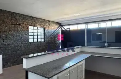 Vende-se casa com ponto comercial em excelente localização