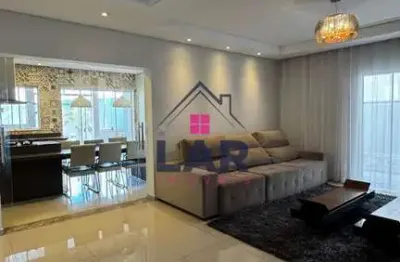Vende-se casa de alto padrão com acabamento de primeira e localização