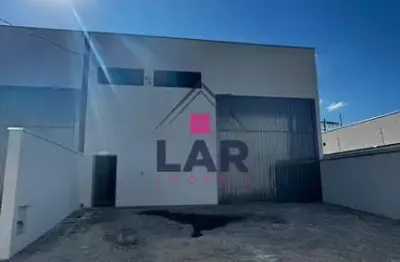 Aluga-se galpão comercial com excelente localização e acabamento em pouso alegre