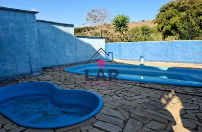 Chacara com 2 quartos sendo 1 suite, churrsqueira, com salao de festa e piscina