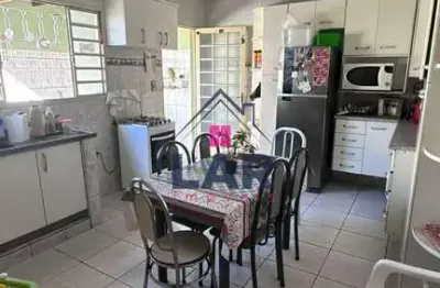 Vende-se casa com localização previlegiada e com excelente acabamento