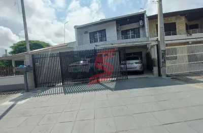 Sobrado em guaratuba com 3 quartos sendo uma suíte e piscina aquecida.