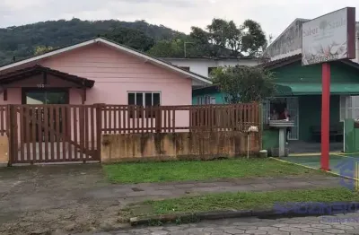 Terreno de esquina com três imoveis no centro_ uma quadra da praça central.