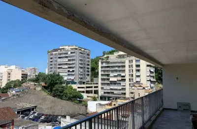 Fantástica cobertura com lidíssima vista indevassável, para deixar do se jeito