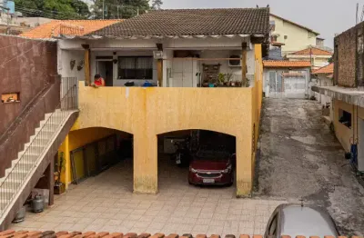 Ampla casa com 250 m² de área construída, oferecendo conforto e praticidade. conta com garagem para 3 veículos, ideal para famílias que valorizam espaço e comodidade.  ver menos