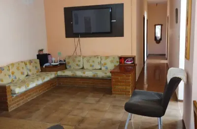 Casa à venda, 250 m², 3 quartos, 2 banheiros, 1 suíte