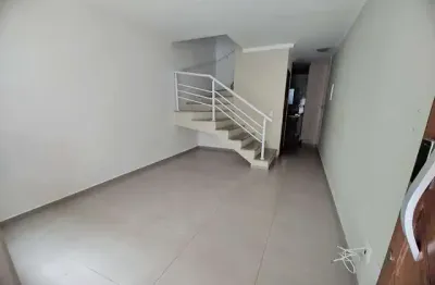 Sobrado à venda, 64 m², 2 quartos, 2 banheiros, 2 suítes