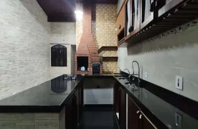 Sobrado à venda, 292 m², 4 quartos, 1 banheiro, 2 suítes
