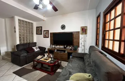 Sobrado à venda, 150 m², 3 quartos, 4 banheiros, 1 suíte