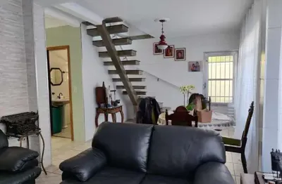 Sobrado à venda, 221 m², 3 quartos, 2 banheiros, 1 suíte