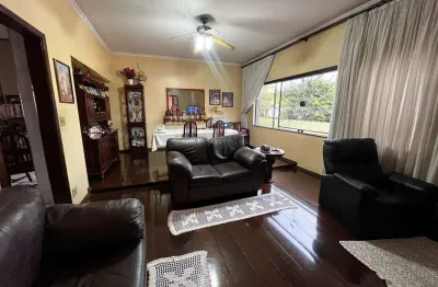 Casa à venda, 318 m², 3 quartos, 2 banheiros, 2 suítes