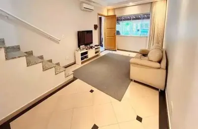 Sobrado à venda, 110 m², 3 quartos, 2 banheiros, 1 suíte