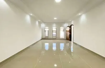 Sobrado à venda, 240 m², 3 quartos, 3 banheiros, 1 suíte