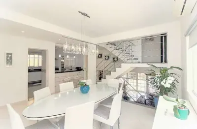 Sobrado à venda, 360 m², 5 quartos, 6 banheiros, 2 suítes