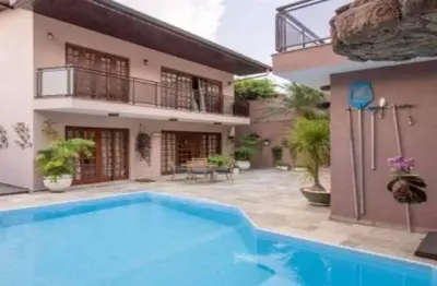 Sobrado à venda, 462 m², 4 quartos, 5 banheiros, 3 suítes