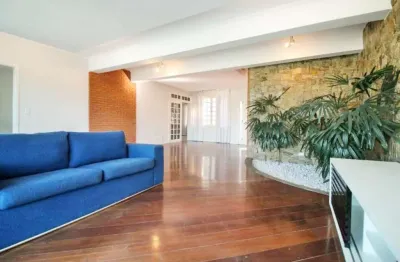 Sobrado à venda, 465 m², 4 quartos, 3 banheiros, 2 suítes