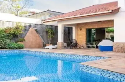 Sobrado à venda, 307 m², 4 quartos, 4 banheiros, 2 suítes