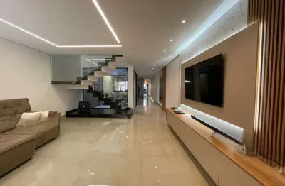 Sobrado à venda, 290 m², 4 quartos, 4 banheiros, 2 suítes
