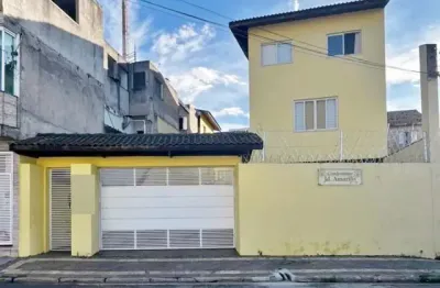 Sobrado à venda no Bairro do Jardim Anhangüera na Rua Luiz Domingues de Castro, no Condomínio Fechado Jardim Amarilis