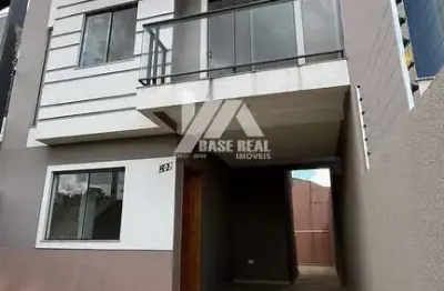 Sobrado novo com 3 quartos em localização privilegiada