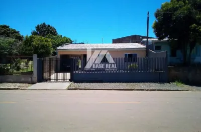 Casa em alvenaria com 2 quartos, garagem para dois carros e terreno amplo
