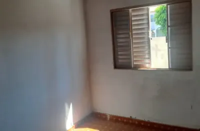 Casa geisel, com otima localização, proximo as principais avenidas , e amplo comercio.