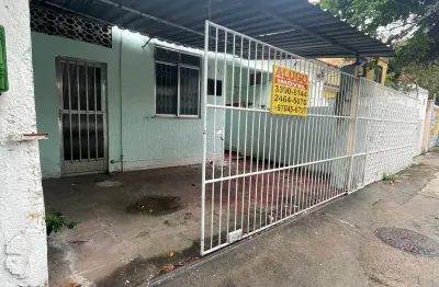Casa térrea independente frente de rua com garagem e entrada lateral