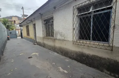 Aceita financiamento bancário / casa térrea à reformar com entrada e garagem compartilhadas