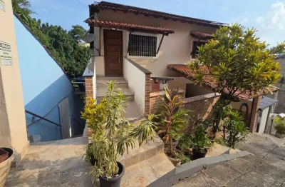 Taquara / casa linear com amplo quintal e reformada / condomínio barato
